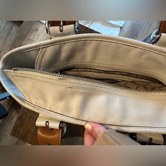 Coach White Leather Purse, Y2K Vintage, Early 2000’s - Picture 13 of 16